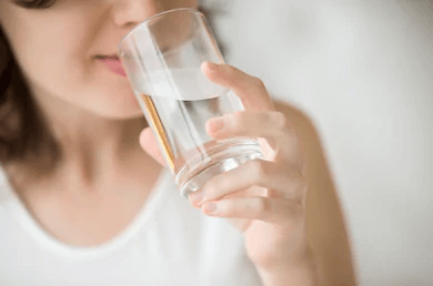 alt="drinking water women -water treat"